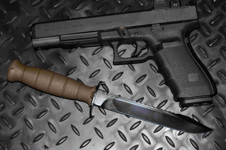 Photo of Glock knife with Glock handgun