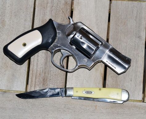Photo of case trapper knife with revolver